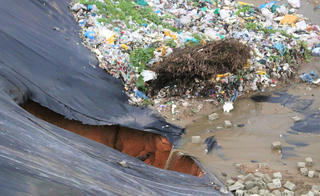 Quảng Ngãi: Yêu cầu xử lý vụ vỡ hố chứa rác thải