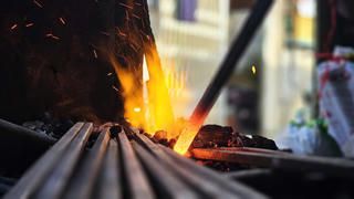 Làng nghề 100 năm tuổi bền bỉ đỏ lửa bên phố cổ Bao Vinh