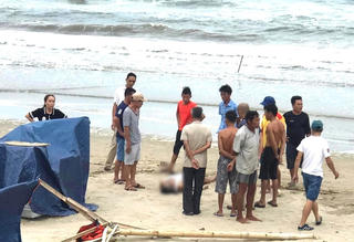 Người đàn ông gục chết trên bờ biển