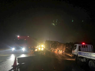 Quảng Trị: Xe khách chở 46 người bị lật trên QL 1 sau va chạm với xe mô tô