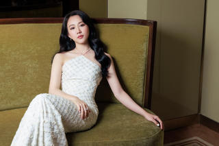 Vẻ ngoài quyến rũ khác xa phim của Loan khờ trong 'Mẹ rơm'