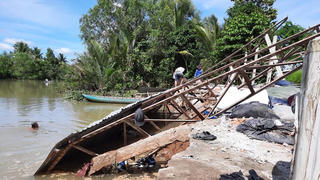 Sạt lở đe dọa miền Tây