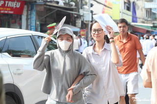 Mang điện thoại vào phòng thi, thí sinh Hà Nội vi phạm quy chế thi môn Ngoại ngữ