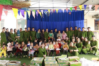 Công an TP HCM chăm lo cho người có hoàn cảnh đặc biệt tại tỉnh Kon Tum