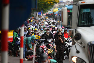 Cấm xe máy chạy xăng vào Vành đai 1: Cần chính sách hỗ trợ người dân thay thế phương tiện