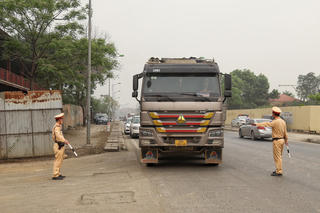 CSGT tuần tra kiểm soát, phạt nặng xe cơi nới thành thùng, chở quá tải