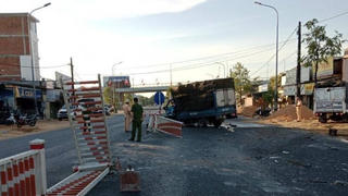 Giải cứu tài xế bị mắc kẹt trong cabin sau khi va chạm giao thông