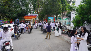Học sinh đi muộn không được dự khai giảng: Cứng nhắc hay rèn ý thức kỷ luật?