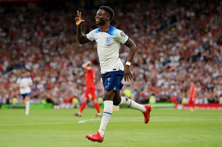 Saka lập hat-trick giúp tuyển Anh thắng hủy diệt Bắc Macedonia