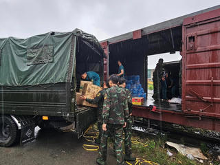 TP.Hồ Chí Minh: 80 tấn hàng cứu trợ được vận chuyển bằng tàu hỏa ra vùng bị thiên tai