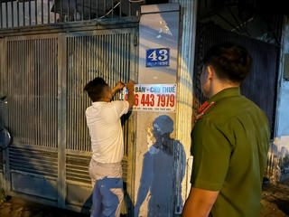 TP HCM: Đối tượng dán quảng cáo 'bẩn' tự tay tháo gỡ, khắc phục hậu quả