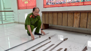 TP HCM - Người dân giao nộp hàng trăm vũ khí tự chế