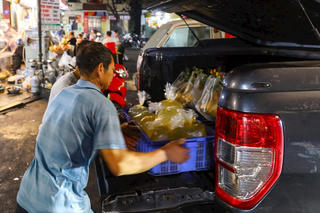 Dùng ô tô 'ship' gà ngậm hoa hồng để kịp giao đồ cúng ông Táo