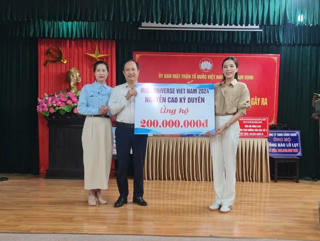 Hoa hậu Kỳ Duyên về quê Nam Định trao tiền giúp đỡ đồng bào bị thiên tai