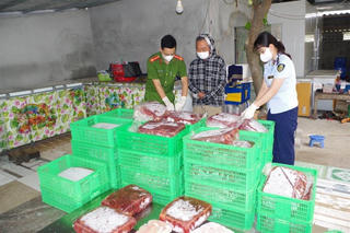 Hà Nam: Phát hiện cơ sở đang bày bán hơn 1,2 tấn nội tạng bẩn