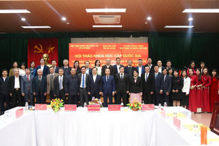 Làm rõ lý luận và thực tiễn chủ trương dựa vào nhân dân để xây dựng Đảng