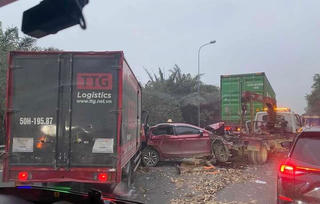 Hà Nội: Tai nạn liên hoàn 4 xe ô tô trên Đại lộ Thăng Long