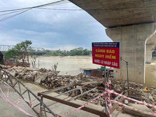 Phú Thọ: Xuất hiện sạt lở nghiêm trọng dưới chân cầu Hạc Trì