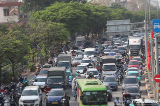 Cửa ngõ phía Nam Thủ đô ùn tắc kéo dài, người dân nhích từng chút rời phố về quê