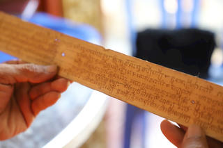 Kinh lá buông: 'Báu vật' của đồng bào Khmer ở An Giang