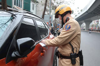 Cảnh sát giao thông Hà Nội xử lý nhiều xe dừng, đỗ không đúng quy định