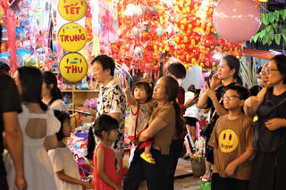 Phố Hàng Mã nhộn nhịp trước thềm Tết Trung thu