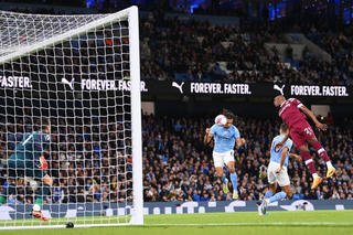 Thắng West Ham, Man City lên ngôi đầu bảng