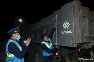 Xuyên đêm 'mật phục' xử lý xe quá tải