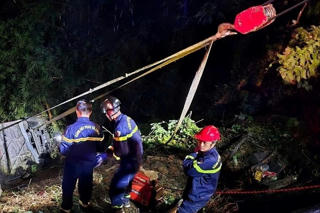 Lâm Đồng: Xe khách chở 36 người lao xuống vực từ đèo Bảo Lộc