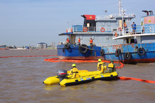 [ẢNH] Nam Định ứng phó thế nào khi gặp sự cố tràn dầu?