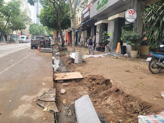 Hà Nội: Đến hạn yêu cầu tạm dừng thi công, phố Trần Văn Lai vẫn ngổn ngang, nhếch nhác