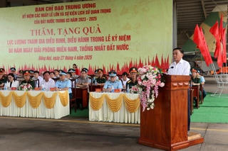 Thường trực Ban Bí thư tặng quà, động viên lực lượng diễu binh, diễu hành