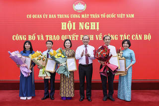 UBTƯ MTTQ Việt Nam trao Quyết định cho cán bộ nghỉ hưu theo Nghị định 178