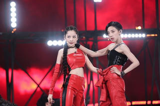 Chi Pu múa cột 'rực lửa' cùng vũ công Tạ Hân