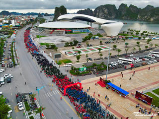 Gần 30.000 người dân Quảng Ninh hưởng ứng hoạt động đi bộ 'Cùng Việt Nam tiến bước'