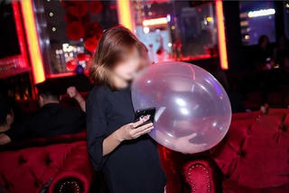 Hít 5 bình bóng cười liên tục trong 4 tháng, cô gái 19 tuổi bị ngộ độc, phải nhập viện cấp cứu