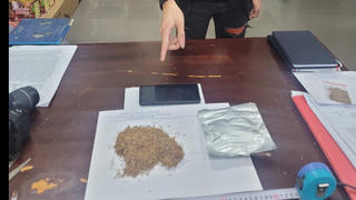 Kiểm tra hai thanh niên không đội mũ bảo hiểm, phát hiện 'cỏ mỹ' trong cốp xe