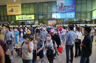 TPHCM: Sân bay đông nghẹt, bến xe thưa thớt