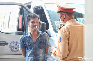 Cảnh sát giao thông vào bến kiểm tra ma túy, nồng độ cồn các tài xế xe khách