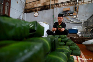 Ghé thăm làng nghề 'cha truyền con nối' gói bánh chưng ở Hà Nội