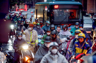 CSGT Hà Nội thông tin về thông tin: "Dừng xe mặc áo mưa có thể bị phạt 14 triệu đồng"