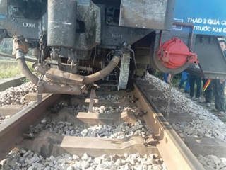 Tàu SE7 trật bánh ở Hà Tĩnh