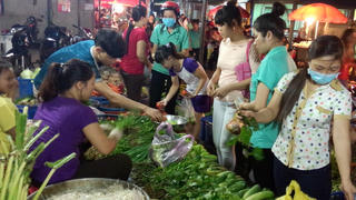 Người lao động chật vật vì giá xăng