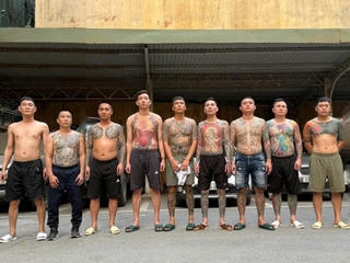 Hà Nội: Bắt giữ nhóm đối tượng cho vay nặng lãi, thu giữ nhiều súng, đạn