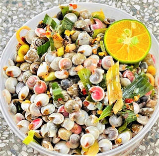 Quảng Nam: Giá ốc gạo tăng gấp 4 lần vẫn đông nghịt người mua