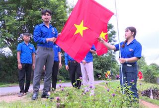 Quảng Ngãi: Những lá cờ đỏ sao vàng tung bay giữa đại ngàn Tây Nguyên