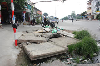 Hàng loạt hố ga trên Phố Viên - Nguyễn Đình Tứ 'bẫy' người đi đường