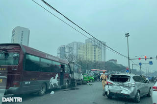 Hà Nội: Tai nạn liên hoàn khiến giao thông ùn tắc