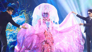 'Ca sĩ mặt nạ' tập 3: Sứa Thủy Tinh khiến Trấn Thành, Tóc Tiên ngỡ ngàng