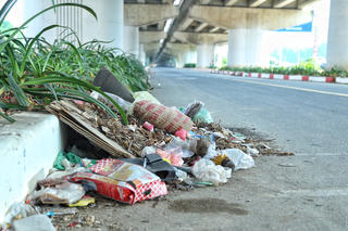 Hà Nội: Cầu vòm sắt vượt hồ Linh Đàm 65 tỷ đồng 'biến' thành bãi xe, nơi đổ rác 